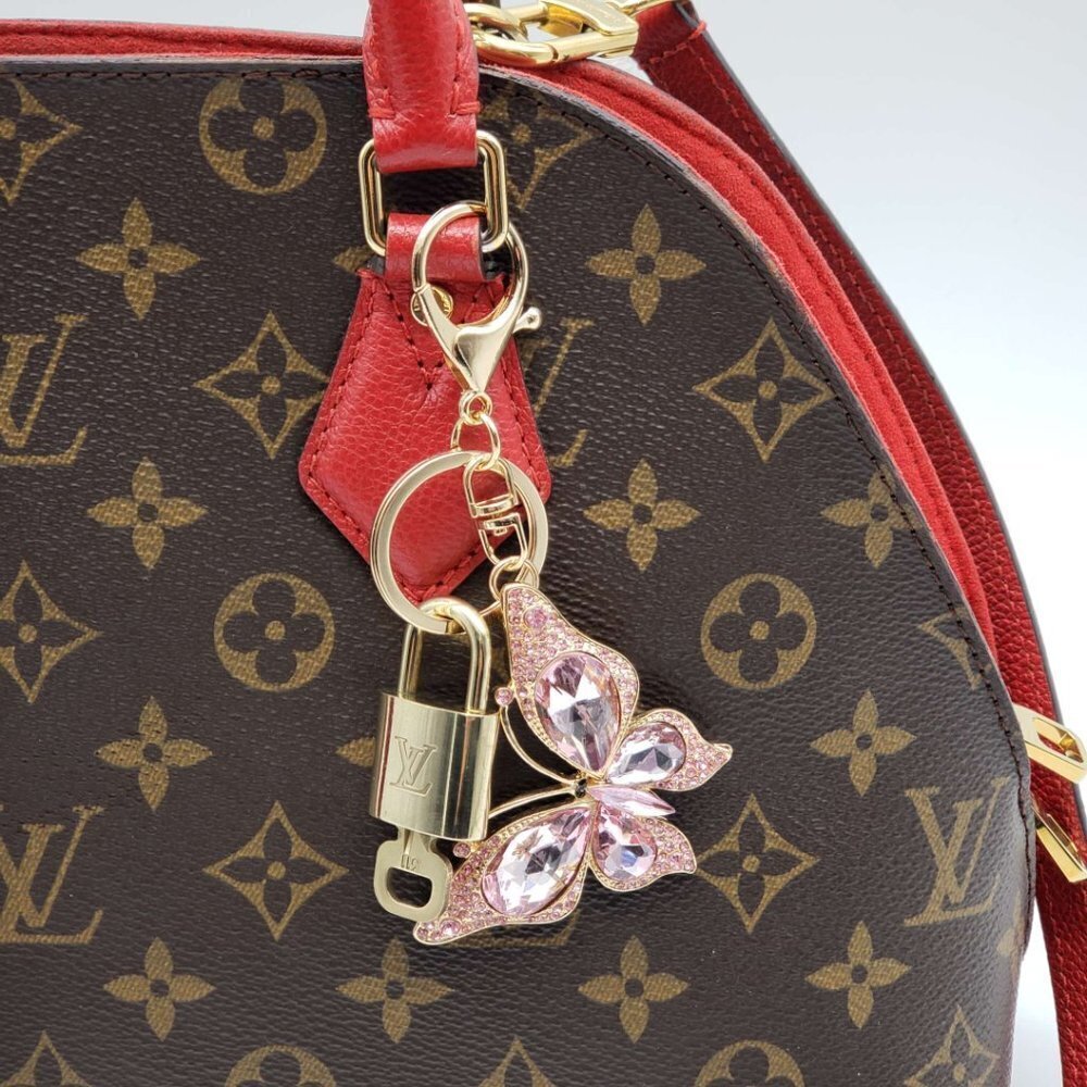 LV Authentic Gold Padlock 🔒 Key Set w/ Unbranded Butterfly Keychain Charm - Picture 9 of 10